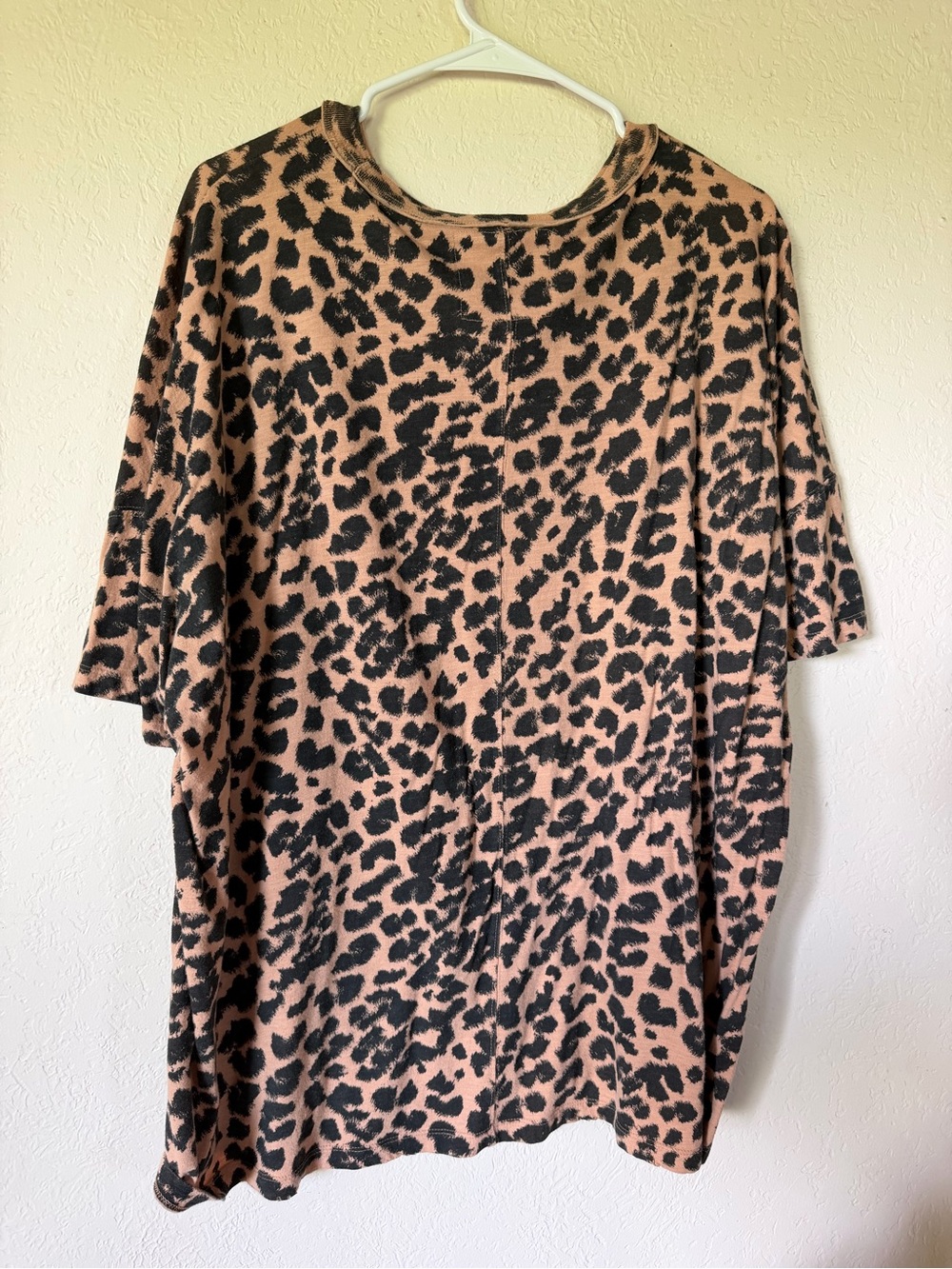 Women’s Oversized Leopard Crewneck TShirt - Picture 5 of 7